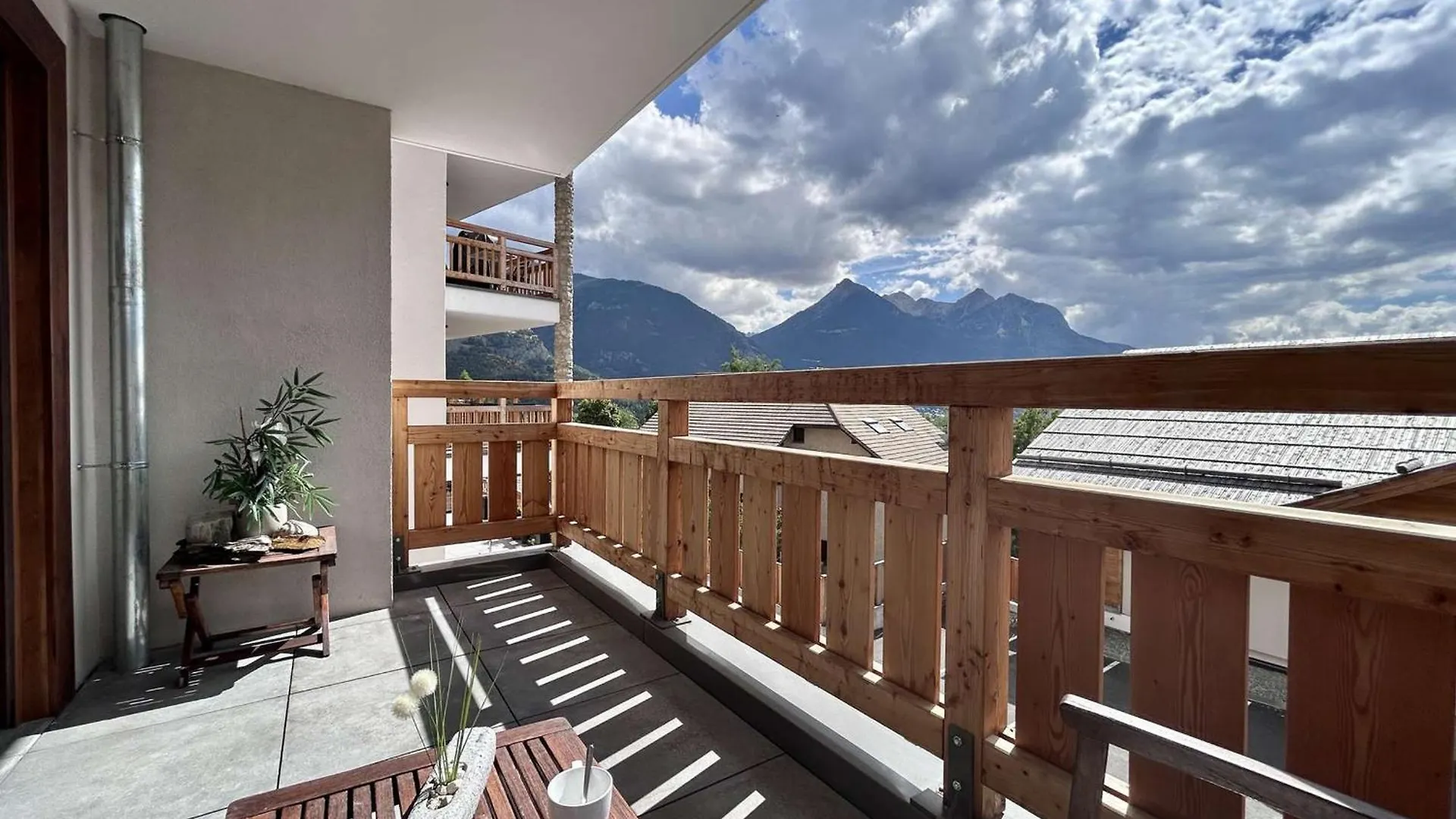 Appartement Lumineux 2 Chambres Avec Terrasse Et Garage Prive A Briancon - Fr-1-330C-144 Apartment